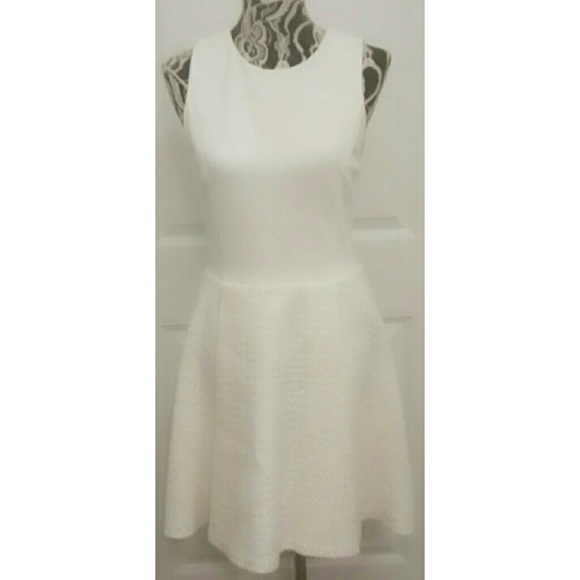 Alice + Olivia Emerson Box Pleat Dress - Picture 3 of 5